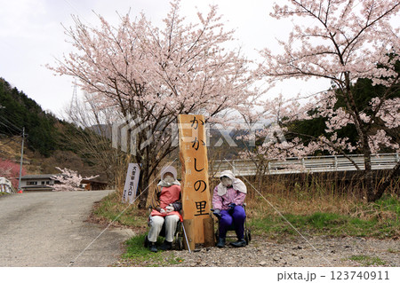 春のかかしの里の風景 123740911