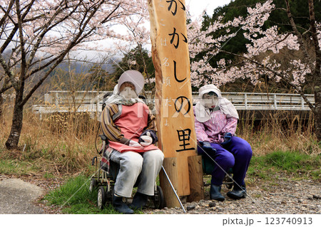 春のかかしの里の風景 123740913