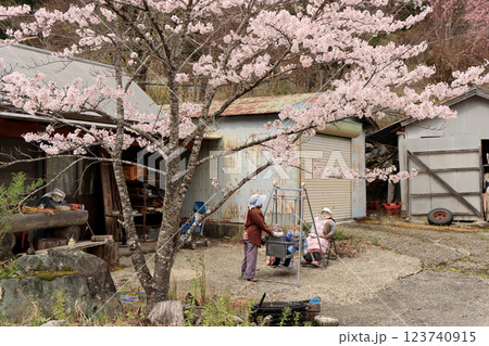 春のかかしの里の風景 123740915