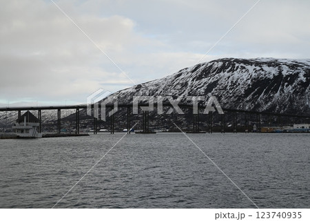 ノルウェー　トロムソ橋 123740935