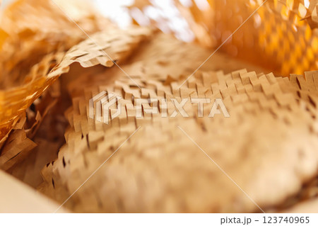 Eco friendly brown paper honeycomb wrap for product packaging parcel carton box 123740965