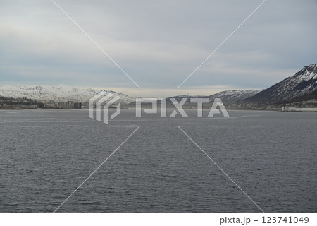 ノルウェー　フェリーから見るトロムソの街並み 123741049