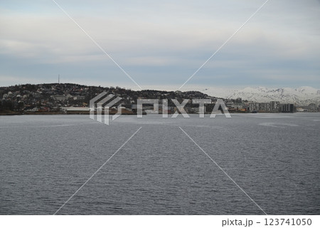 ノルウェー　フェリーから見るトロムソの街並み 123741050
