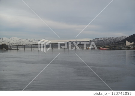 ノルウェー　フェリーから見るトロムソの街並み 123741053