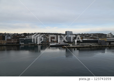 ノルウェー　フェリーから見るトロムソの街並み 123741059