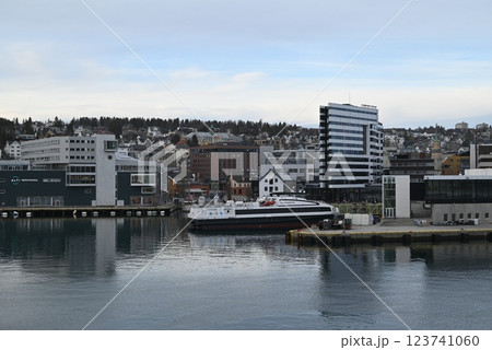 ノルウェー　フェリーから見るトロムソの街並み 123741060