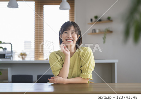 笑顔のアラサーの女性 123741348