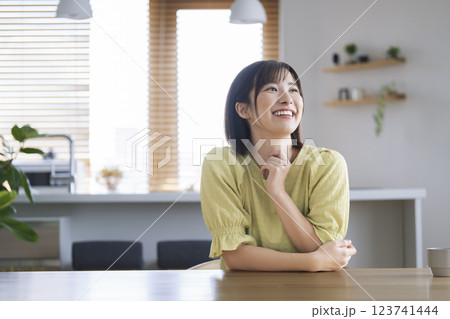 カメラ目線で笑顔のアラサーの女性 123741444