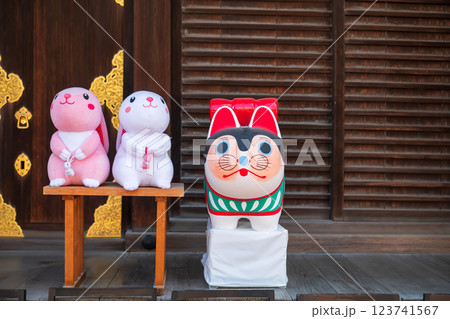 Big inu hariko dog and rabbit couple dolls at Sumiyoshi shrine, Osaka Big inu hariko dog and rabbit couple dolls at Sumiyoshi shrine, Osaka 123741567