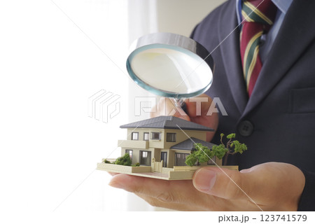 不動産の査定をするビジネスパーソン 123741579