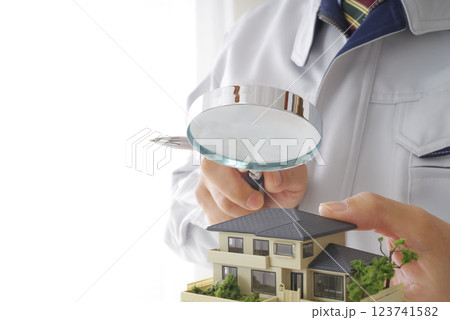 住宅を調査する作業着の男性 住宅を調査する作業着の男性 123741582