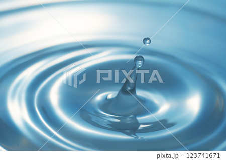 水・水滴・水面・波紋・水柱 水・水滴・水面・波紋・水柱 123741671