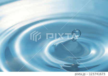 水・水滴・水面・波紋・水柱 123741673