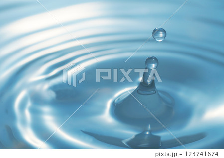 水・水滴・水面・波紋・水柱 水・水滴・水面・波紋・水柱 123741674