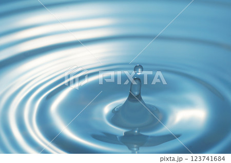 水・水滴・水面・波紋・水柱 水・水滴・水面・波紋・水柱 123741684