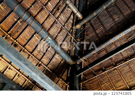 古民家のすすで黒くなった屋根裏 古民家のすすで黒くなった屋根裏 123741805