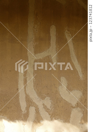 古民家 土壁の補修跡 模様 古民家 土壁の補修跡 模様 123741812