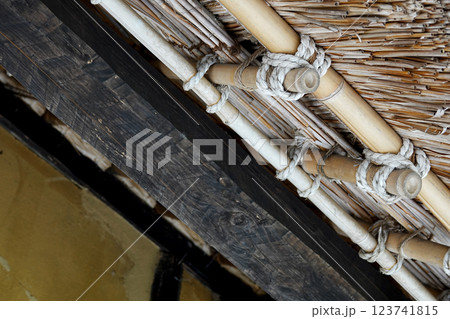 茅葺家屋 軒下の構造 123741815