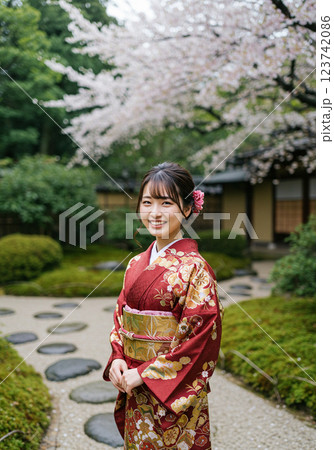 桜の木の下に立つ着物の女性 123742086