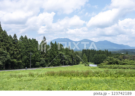 新緑・初夏のサイクリングイメージ (蒜山高原) 新緑・初夏のサイクリングイメージ (蒜山高原) 123742189