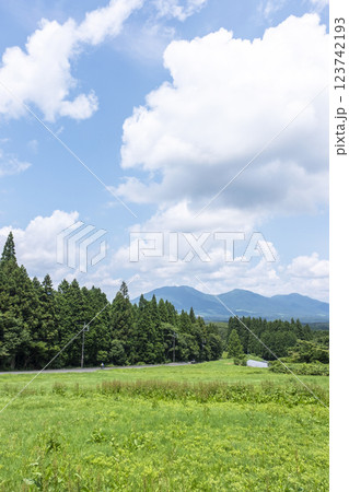 新緑・初夏のサイクリングイメージ (蒜山高原) 新緑・初夏のサイクリングイメージ (蒜山高原) 123742193