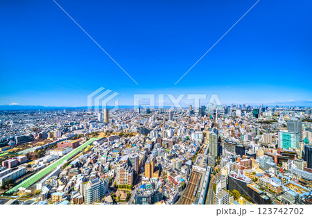日本の東京都市景観 富士山が見える珍景・新風景。渋谷のビル群や新宿、電車、山々、男体山も 123742702