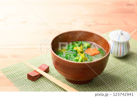 春の贅沢 菜の花のお味噌汁 123742941