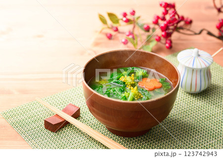 春の贅沢 菜の花のお味噌汁 春の贅沢 菜の花のお味噌汁 123742943