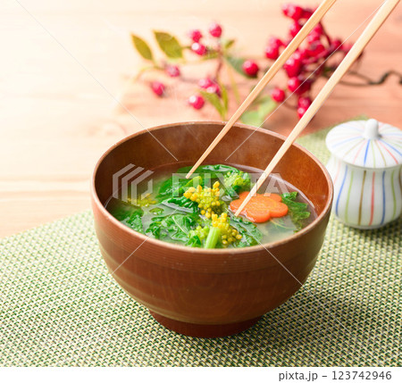 春の贅沢 菜の花のお味噌汁 123742946