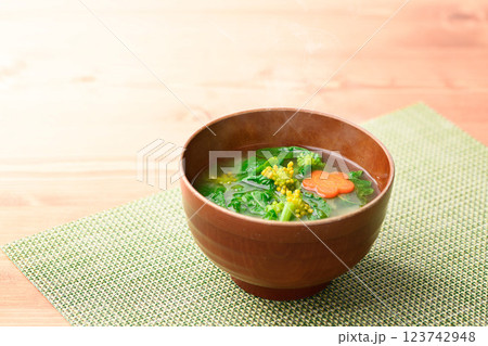 春の贅沢 菜の花のお味噌汁 春の贅沢 菜の花のお味噌汁 123742948