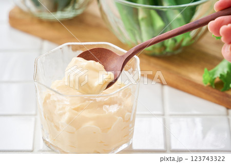 ガラスの器によそったマヨネーズ ガラスの器によそったマヨネーズ 123743322