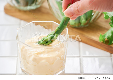 ガラスの器によそったマヨネーズ 123743323