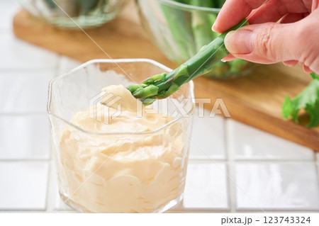 ガラスの器によそったマヨネーズ 123743324