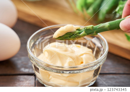 ガラスの器によそったマヨネーズ 123743345