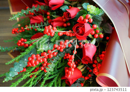 Red Rose bouquet、赤いローズ、薔薇、バラ、ユーカリ、ナンテン Red Rose bouquet、赤いローズ、薔薇、バラ、ユーカリ、ナンテン 123743511