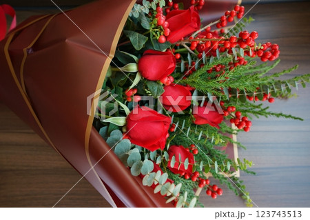 Red Rose bouquet、赤いローズ、薔薇、バラ、ユーカリ、ナンテン Red Rose bouquet、赤いローズ、薔薇、バラ、ユーカリ、ナンテン 123743513