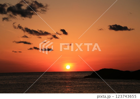 海に沈む夕日 123743655