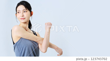 女性の運動・ストレッチイメージ 女性の運動・ストレッチイメージ 123743702