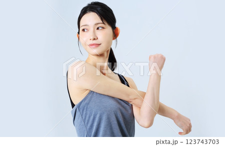 女性の運動・ストレッチイメージ 123743703