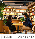 落ち着いた雰囲気のカフェ 123743713