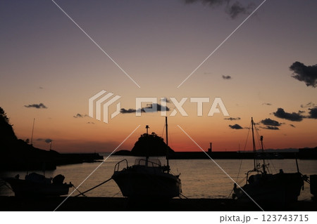 海に沈む夕日 123743715