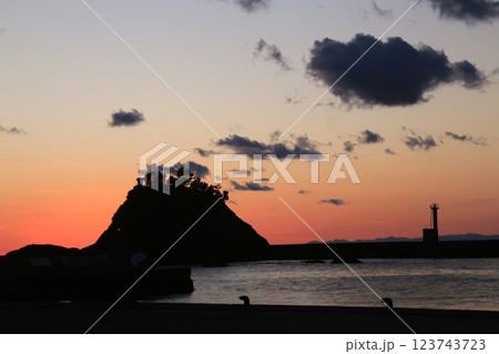 海に沈む夕日 123743723