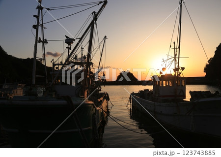海に沈む夕日 海に沈む夕日 123743885