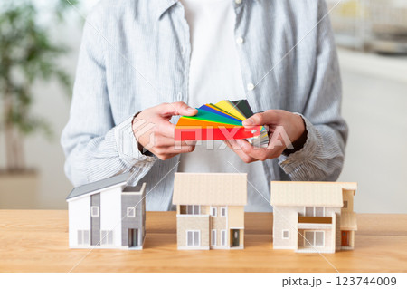 住宅リフォームのカラーシミュレーションをするミドル女性 123744009