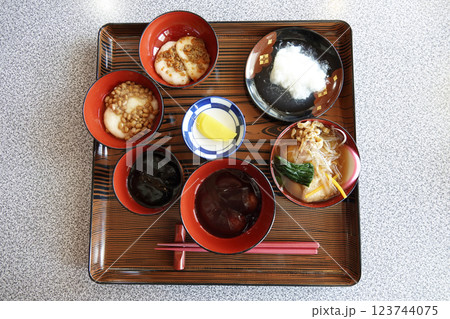 東北のおもち料理 もち本膳(色々なお餅のセット料理) 東北のおもち料理 もち本膳(色々なお餅のセット料理) 123744075