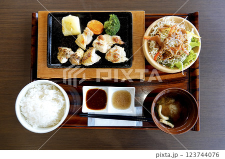 東北の郷土料理 伊達鶏の鉄板焼き定食 123744076
