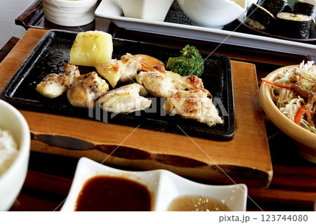 東北の郷土料理 伊達鶏の鉄板焼き定食 東北の郷土料理 伊達鶏の鉄板焼き定食 123744080