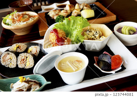 東北の郷土料理 季節で変わる伊達の里プレート(秋)と奥に伊達鶏の鉄板焼き定食 東北の郷土料理 季節で変わる伊達の里プレート(秋)と奥に伊達鶏の鉄板焼き定食 123744081