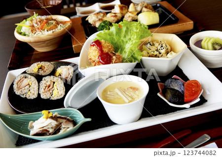 東北の郷土料理 季節で変わる伊達の里プレート(秋)と奥に伊達鶏の鉄板焼き定食 東北の郷土料理 季節で変わる伊達の里プレート(秋)と奥に伊達鶏の鉄板焼き定食 123744082
