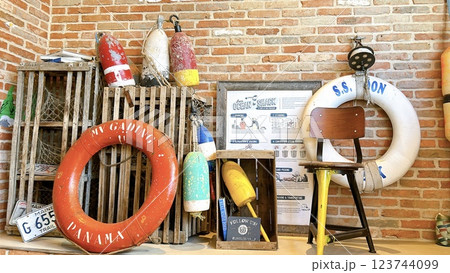 アメリカン雑貨のおしゃれな家具 123744099